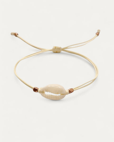 Feines Muschelarmband